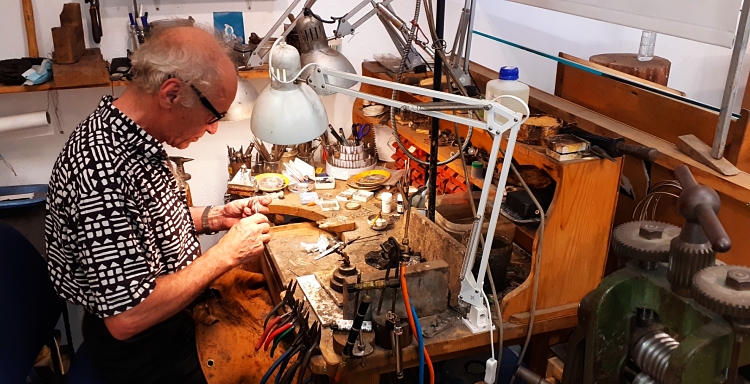 ...Et l'atelier en arrière boutique Image