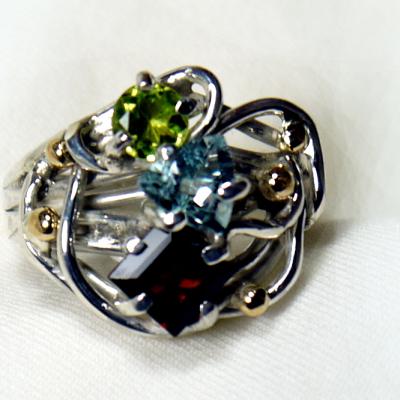 BAGUE ARGENT, OR, PÉRIDOT, GRENAT ET AIGUE MARINE